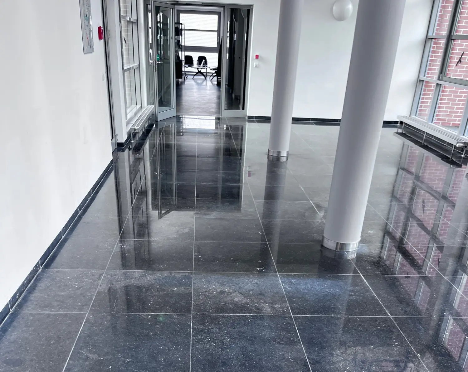 Aufarbeitung bestehender Böden aus Estrich, Naturstein und Terrazzo von GOW